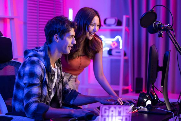 Quels sont les aspects clés de la gestion d'une équipe eSport professionnelle dans des jeux comme « League of Legends »?