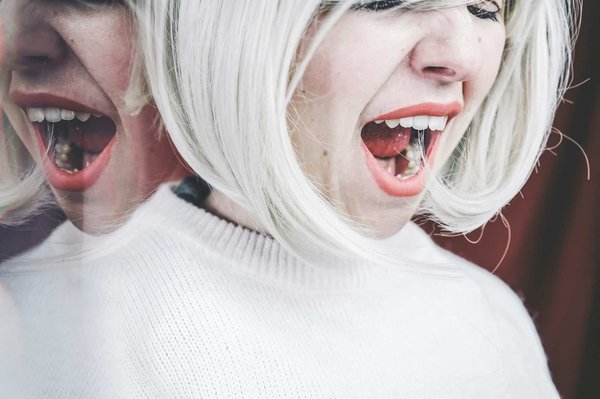 Existe-t-il des applications mobiles qui utilisent l'IA pour améliorer les techniques de peinture pour les artistes?